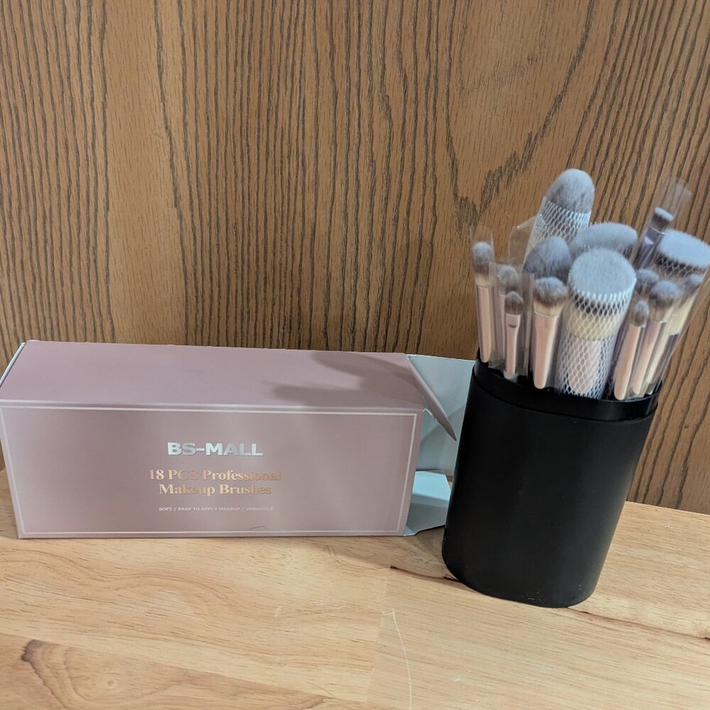 18 Piece BS-MALL Makeup Brush Set with Black Case- Foundation Brushes-New in Box